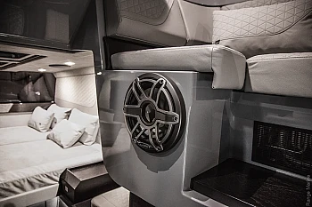 BRABUS Shadow: BRABUS Shadow 1500 XC Cross Cabin, койка и аудиосистема