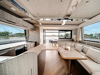 салон: камбуз, обеденный стол и банкетка Galeon 620 FLY: салон: камбуз, обеденный стол и банкетка