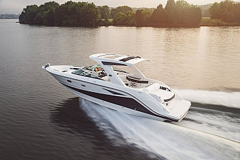 Sea Ray: SLX 310: вид с кормы на ходу