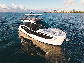 вид сверху: носовая палуба и платформа Galeon 620 FLY: вид сверху: носовая палуба и платформа