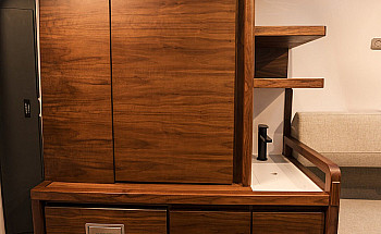 Axopar 38 XC Cross Cabin - закрытый камбуз в носовой каюте