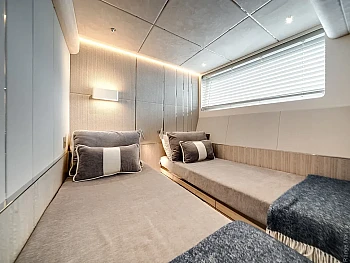 гостевая каюта: две койки вдоль борта Galeon 620 FLY: гостевая каюта: две койки вдоль борта