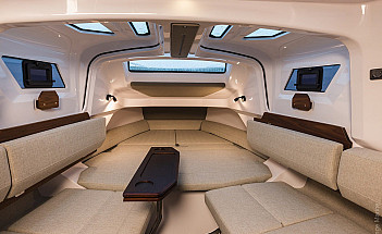 Axopar 38 XC Cross Cabin - выдвижной столик в носовой каюте