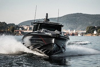 BRABUS Shadow: BRABUS Shadow 1000 XC, на ходу, нос и брызги