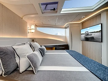 носовая каюта со световым люком и экраном Galeon 620 FLY: носовая каюта со световым люком и экраном
