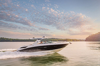 Sea Ray: SLX 350 на ходу, вид с борта