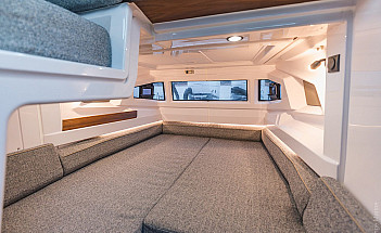 Axopar 38 XC Cross Cabin - разложенная кровать в носовой каюте