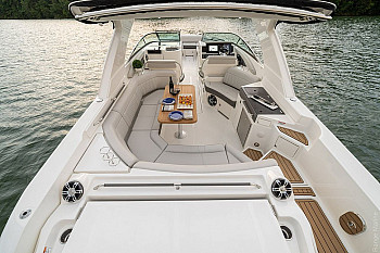Sea Ray: SLX 350: кокпит с диваном и столиком
