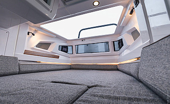 Axopar 38 XC Cross Cabin - разложенная кровать в кормовой каюте