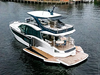 вид с кормы: гидравлическая платформа и верхние палубы Galeon 620 FLY: вид с кормы: гидравлическая платформа и верхние палубы