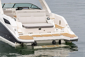 Sea Ray: SLX 350: корма с платформой и диваном