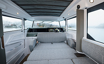 Axopar 38 XC Cross Cabin - разложенная кровать в рубке катера
