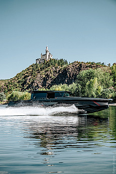 BRABUS Shadow: BRABUS Shadow 1000 XC, на ходу у берега