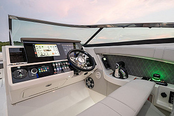 Sea Ray: SLX 350: пост управления