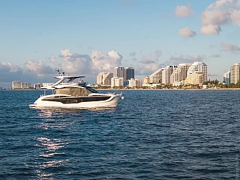 яхта на якоре на фоне берега Galeon 620 FLY: яхта на якоре на фоне берега