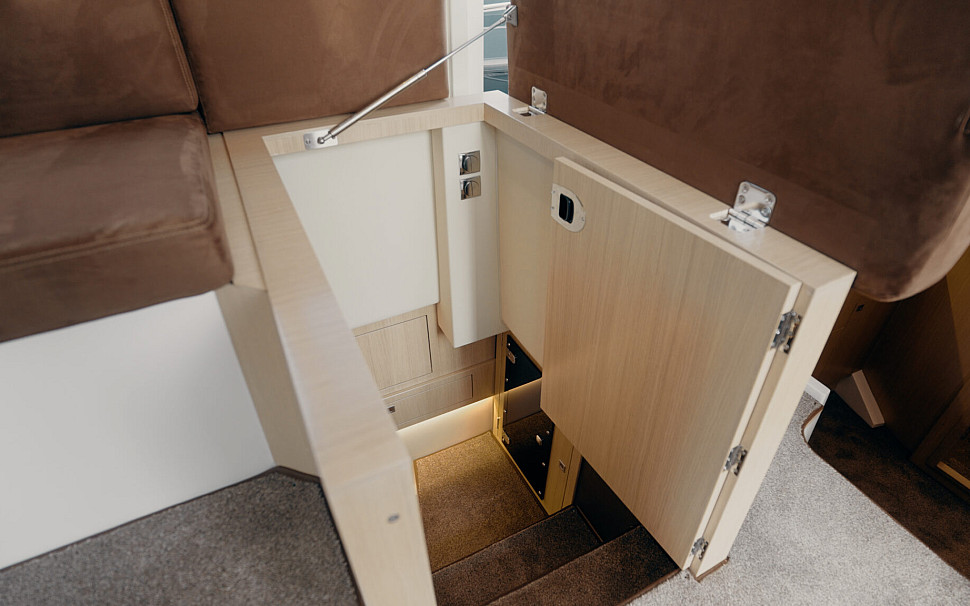 Опции Nord Star 36+: из чего складывается готовая конфигурация «Дальний Восток» и что можно отложить Деталь интерьера Nord Star 36: откидная панель у дивана
