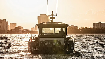 BRABUS Shadow: BRABUS Shadow 1500 XC Cross Cabin, на закате, вид с кормы
