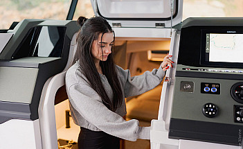 Axopar 38 XC Cross Cabin - вход в носовую каюту