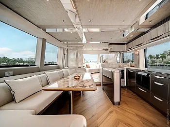 обеденная зона салона с длинным столом Galeon 620 FLY: обеденная зона салона с длинным столом