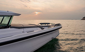 Axopar 38 XC Cross Cabin - нос катера