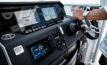 axopar-37-spyder-g10-helm-console