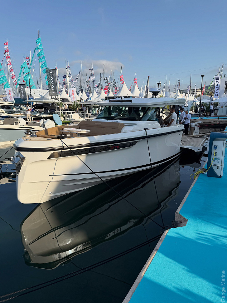 Saxdor 460 GTS у причала на выставочной стоянке: светлый корпус и отражение в воде