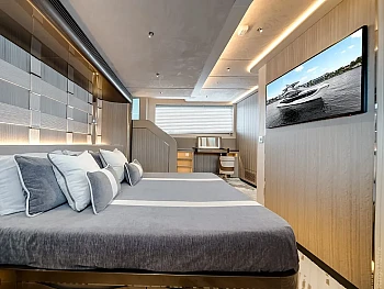каюта владельца: широкая койка, подсветка и экран Galeon 620 FLY: каюта владельца: широкая койка, подсветка и экран