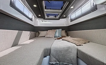axopar-37-spyder-g11-cabin-berth