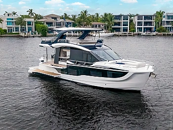 яхта у берега: боковой профиль и верхняя палуба Galeon 620 FLY: яхта у берега: боковой профиль и верхняя палуба