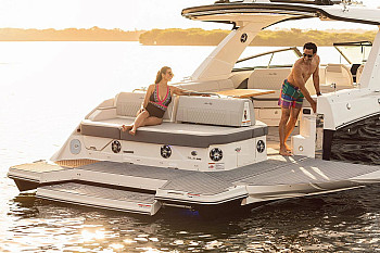 Sea Ray: SLX 400: кормовая платформа