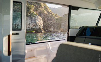 Axopar 38 XC Cross Cabin - открытая боковая дверь у капитана