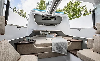 axopar-37-spyder-g14-cabin-lounge