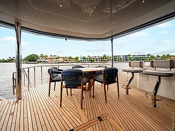 кокпит под козырьком с видом на берег Galeon 620 FLY: кокпит под козырьком с видом на берег