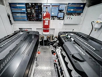 машинное отделение: два двигателя Volvo Penta и щит Galeon 620 FLY: машинное отделение: два двигателя Volvo Penta и щит
