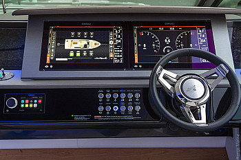 Sea Ray: SLX 400: пост управления с дисплеями