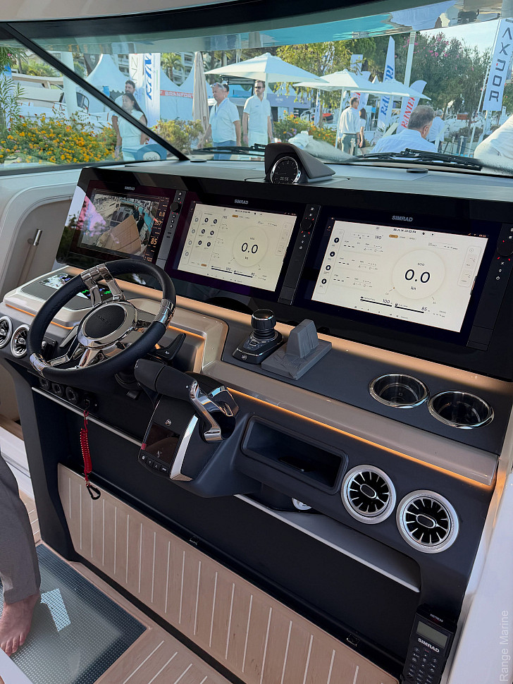 Пост управления Saxdor 460 GTS крупным планом: два дисплея, штурвал и панель приборов