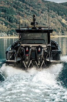 BRABUS Shadow: BRABUS Shadow 1000 XC, корма на ходу