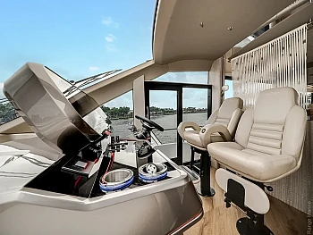 нижний пост управления: кресло шкипера и консоль Galeon 620 FLY: нижний пост управления: кресло шкипера и консоль
