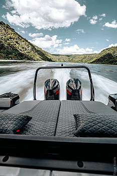 BRABUS Shadow: BRABUS Shadow 1000 XC, кормовой диван и два мотора
