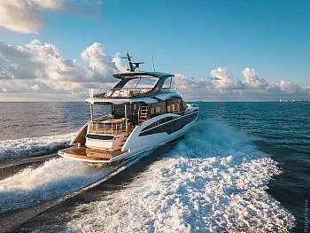 яхта на ходу: след за кормой Galeon 620 FLY: яхта на ходу: след за кормой