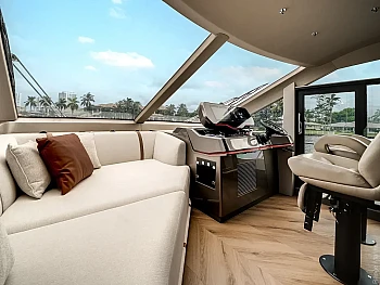 нижний пост: кресла и банкетка рядом Galeon 620 FLY: нижний пост: кресла и банкетка рядом