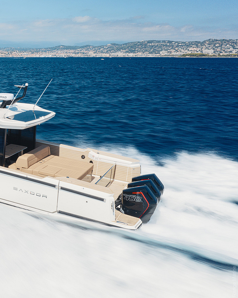 Корма Saxdor 460 GTS на ходу: подвесной мотор на транце, диван в кокпите и пенный след