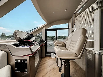 пост управления сбоку: штурвал и дисплей Galeon 620 FLY: пост управления сбоку: штурвал и дисплей