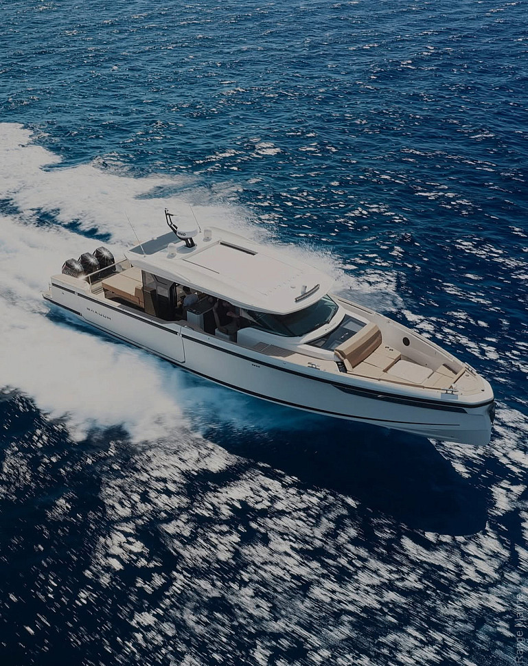 Saxdor 460 GTS с воздуха: лодка идёт по тёмно-синей воде, за кормой белый след