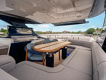 стол и мягкая зона для гостей на верхней палубе Galeon 620 FLY: стол и мягкая зона для гостей на верхней палубе