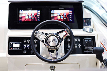 Sea Ray: Sundancer 265: пост управления с дисплеями Simrad