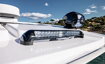 axopar-29-sun-top-c06-roof-lightbar-option-src017