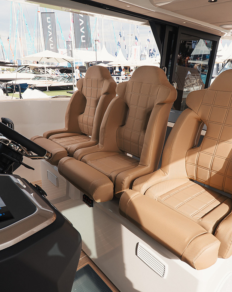Кресла в кокпите Saxdor 460 GTS с обивкой карамельного цвета