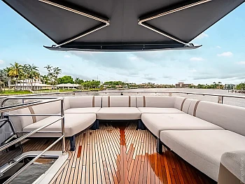 хардтоп и банкетка флайбриджа Galeon 620 FLY: хардтоп и банкетка флайбриджа