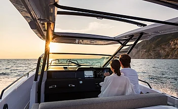 axopar-37-sun-top-a11-editorial-photo-src042